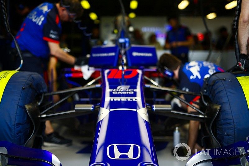 Los ingenieros trabajan en el coche de Pierre Gasly, Toro Rosso STR13 Honda, en el garaje