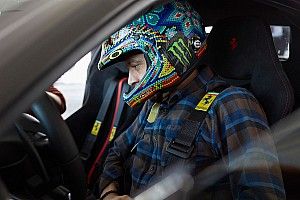 Valentino Rossi uji coba Ferrari 488 Pista