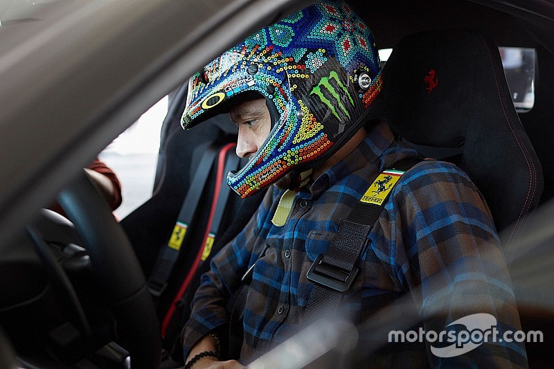 Valentino Rossi uji coba Ferrari 488 Pista