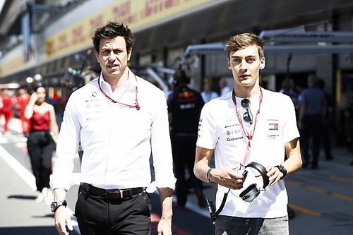 Вольф явно зол на Расселла за аварию с Боттасом. Требует смотреть на вещи шире и пугает дешевым монокубком