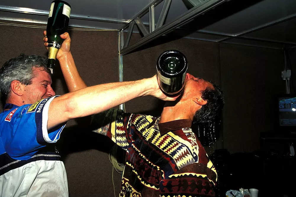 Michael Schumacher, Benetton celebra el t&iacute;tulo de F1 con su ingeniero Pat Symonds
