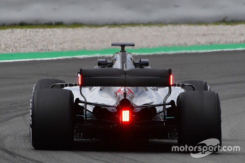 Mercedes prueba luces de LED a petición de la FIA