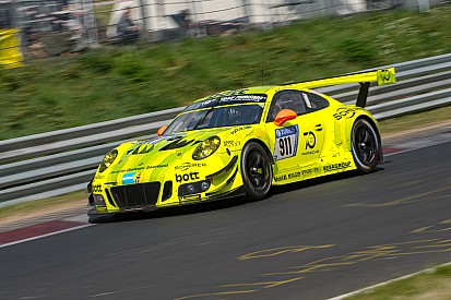 24 uur Nürburgring: Manthey Porsche controleert na 6 uur, crash Vanthoor