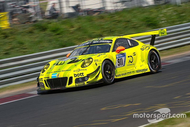 24 uur Nürburgring: Manthey Porsche controleert na 6 uur, crash Vanthoor