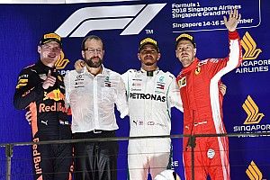 Hamilton boekt dominante zege in Singapore, Verstappen sterk tweede