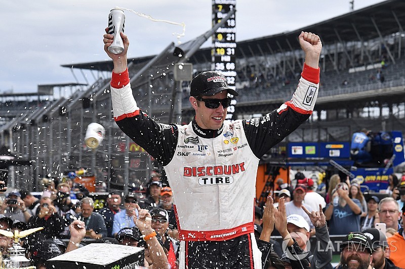Кеселовски одержал победу в гонке NASCAR в Индианаполисе