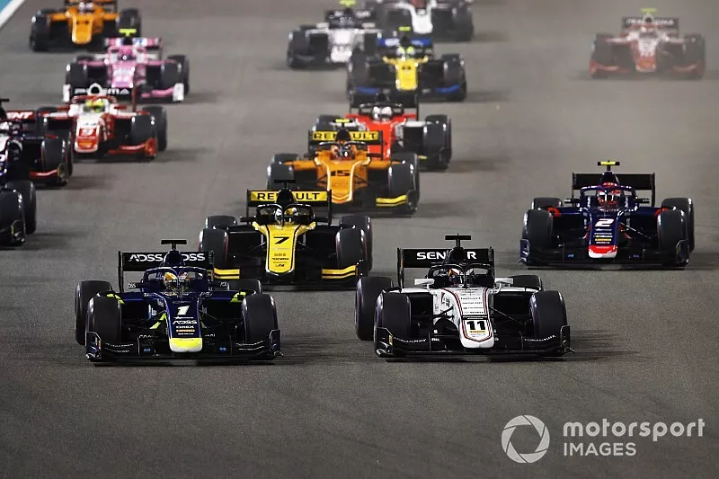 Louis Deletraz, Carlin, and Callum Ilott, Sauber Junior Team by Charouz, lead at the start of the race