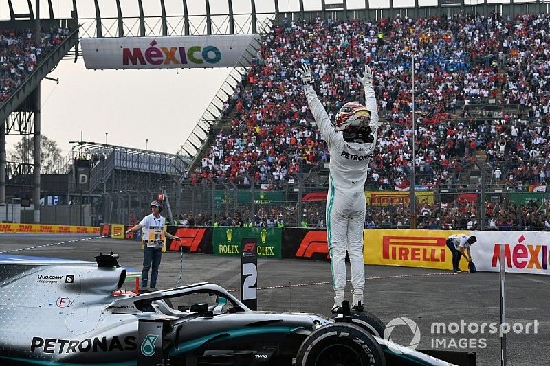 Lewis Hamilton, Mercedes AMG F1, primero, en Parc Fermé