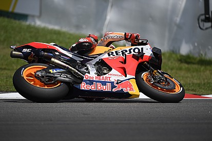 Márquez desafía a la gravedad con una locura de salvada
