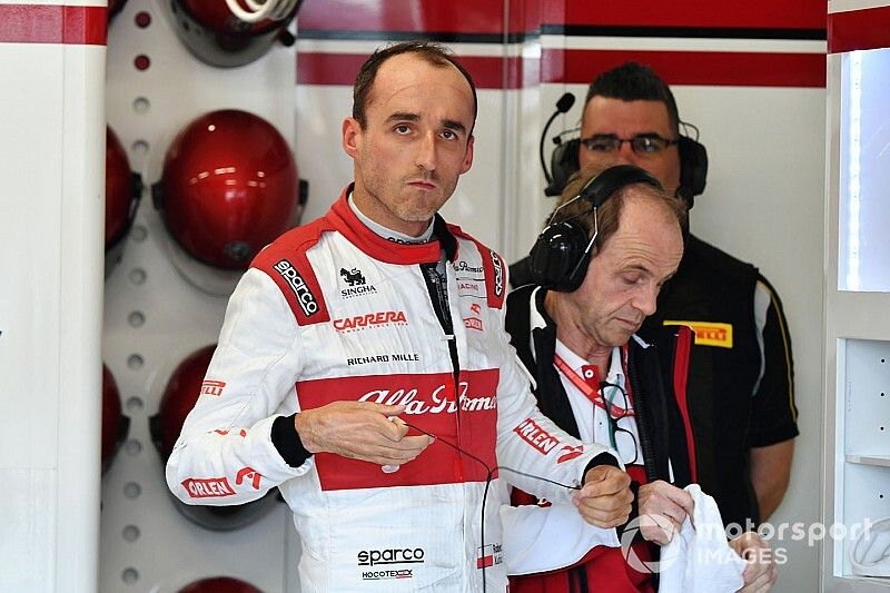 Kubica végzett az élen az Alfa Romeóval Barcelonában Verstappen és Pérez előtt