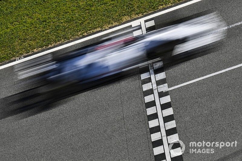 Red Bull может все, а Ferrari не хватает зацепа. Эксперт оценил машины Ф1, стоя на краю трассы