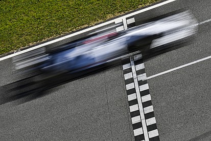 Red Bull может все, а Ferrari не хватает зацепа. Эксперт оценил машины Ф1, стоя на краю трассы