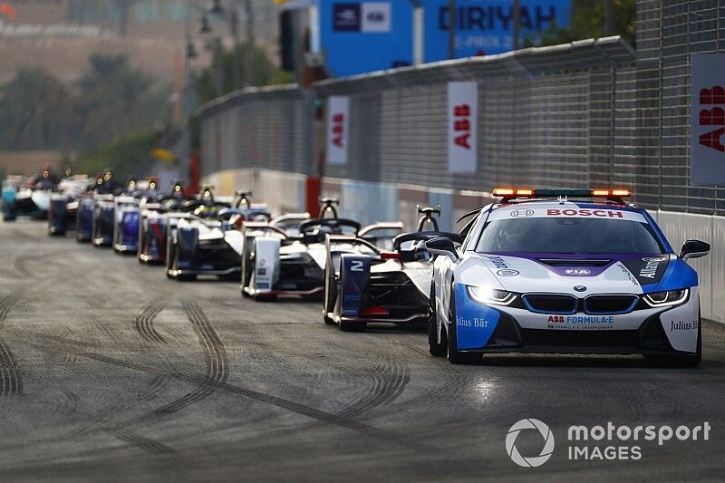 Látványos képeken az első futam: dobogón a Porsche és a Mercedes