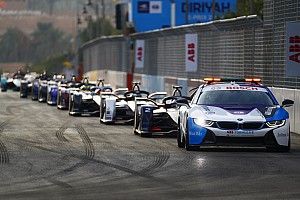 Látványos képeken az első futam: dobogón a Porsche és a Mercedes