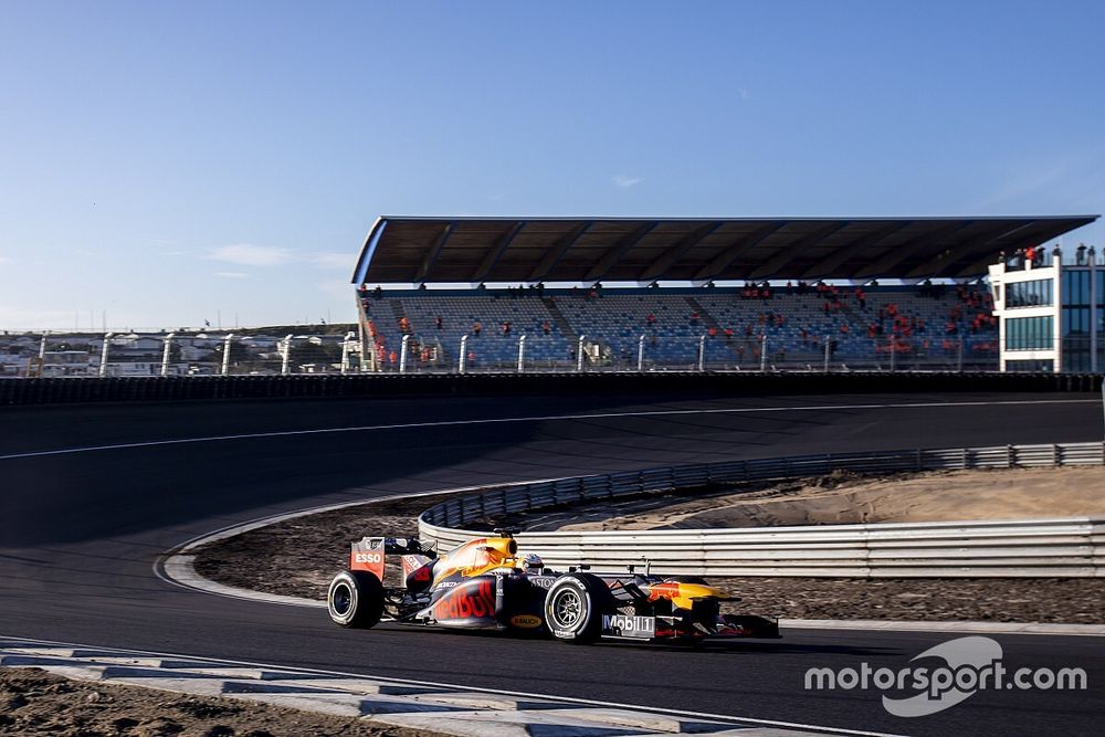 Max Verstappen, RB8, in the Hugenholtz corner