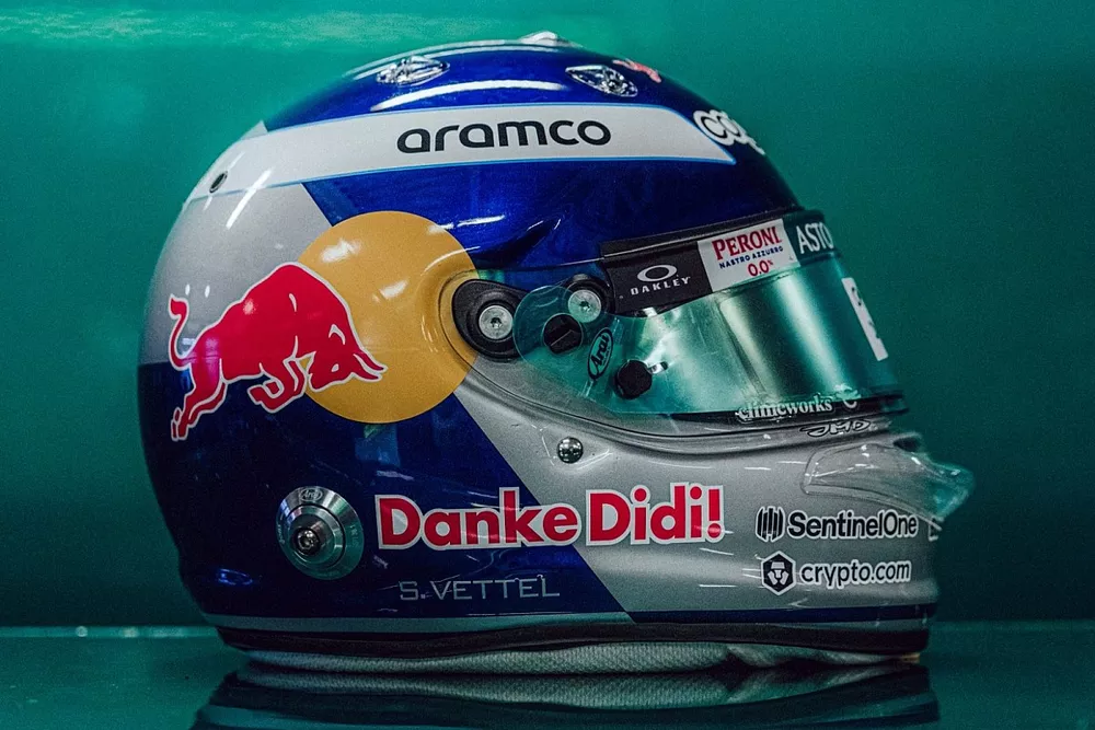 直筆サイン入り　F1レッドブル　ベッテル　1/2ミニヘルメット 直筆サイン入り F1レッドブル ベッテル 1/2ミニヘルメット 【公式通販】