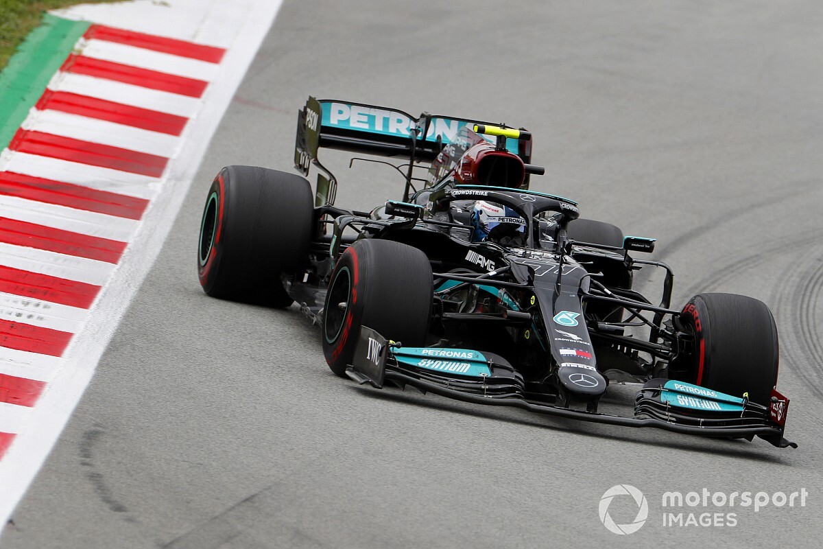 F1: Bottas diz que posição perdida para Leclerc na largada "comprometeu sua corrida"