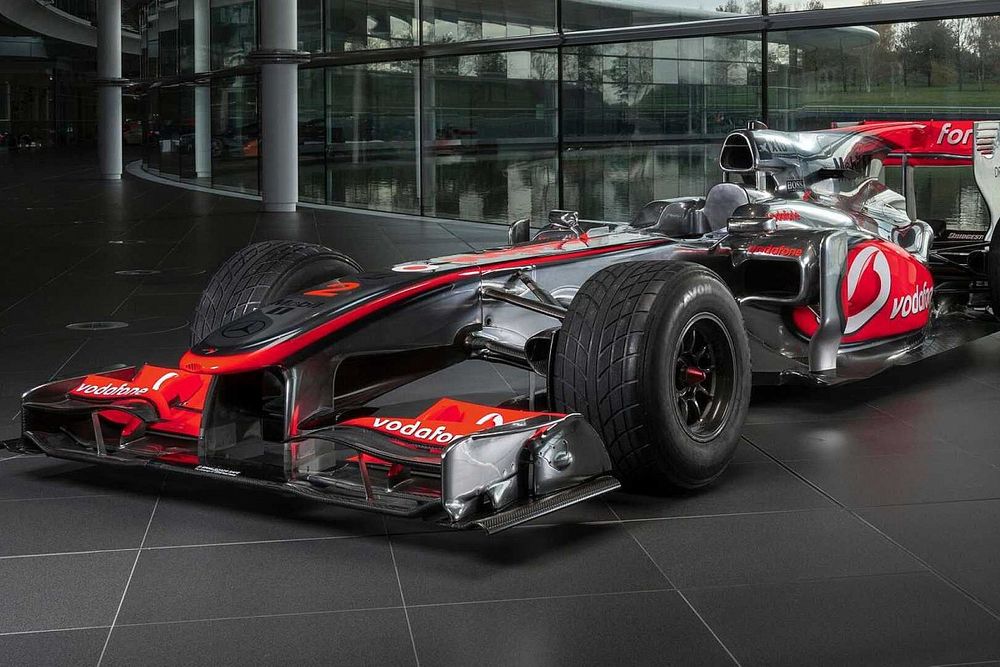 Hamilton'ın kullandığı McLaren MP4-25A 4,8 milyon sterline satıldı