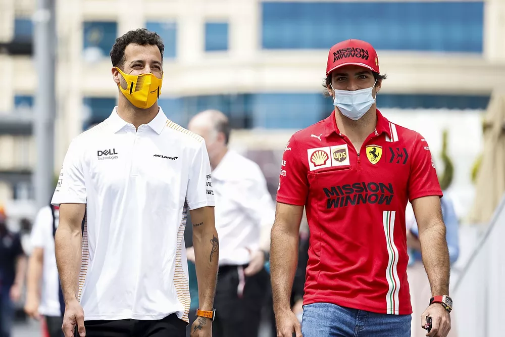 Daniel Ricciardo, McLaren and Carlos Sainz Jr., Ferrari 