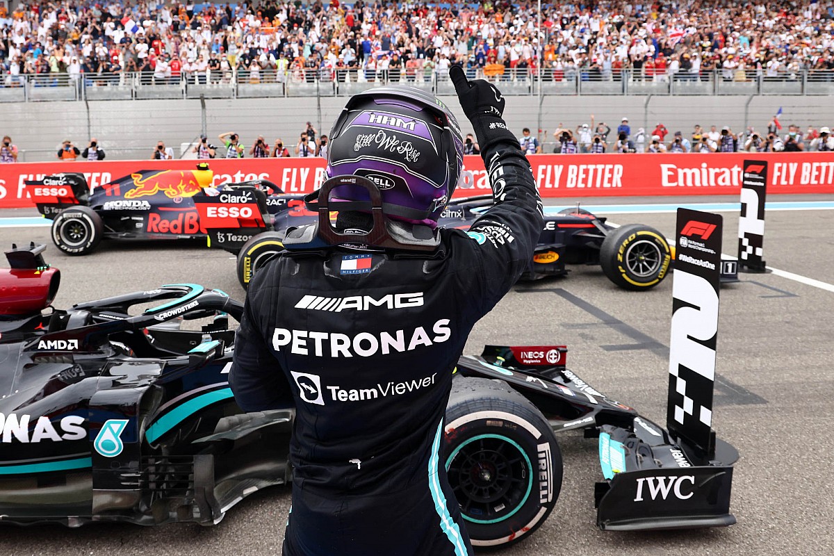 Hamilton: „Elhamarkodottnak” érződik megtölteni a lelátókat a Brit Nagydíjon