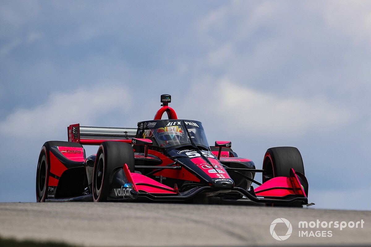 Новичок IndyCar дважды обогнал чемпиона и вырвал дебютный подиум