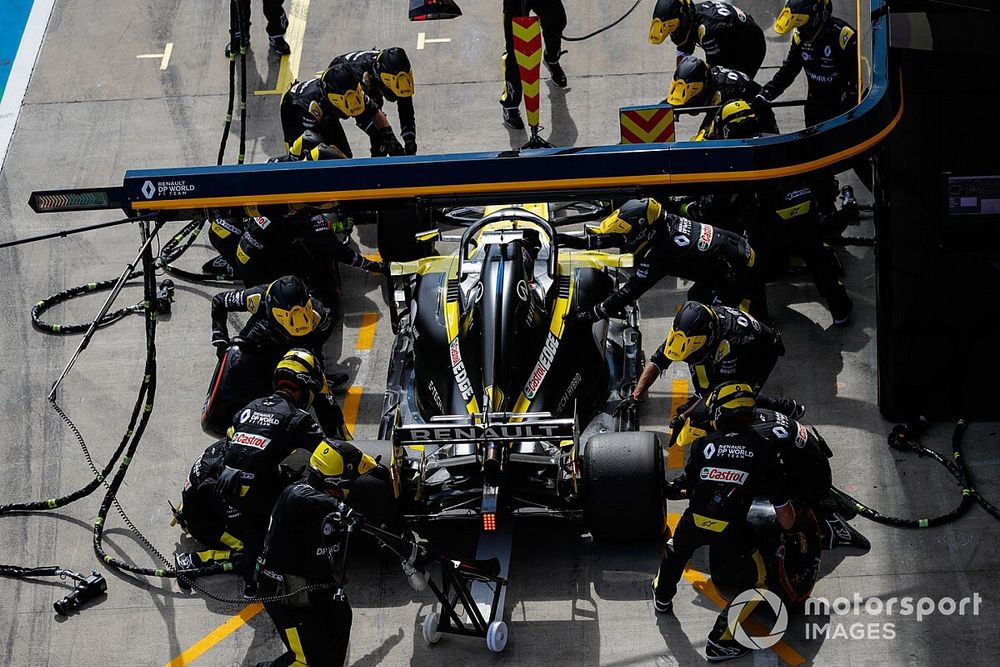 Daniel Ricciardo, Renault F1 Team R.S.20, in the pits