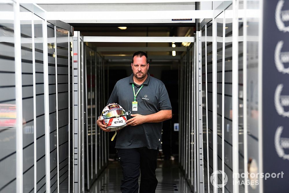 Interview: Wie is de man die de helm van Verstappen prepareert?