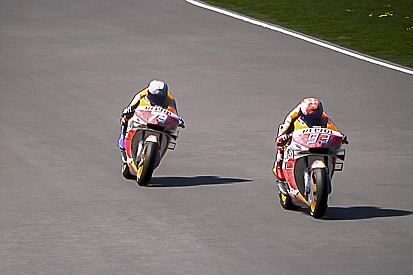 Alex Márquez arrebata a Marc su primera victoria virtual; podio de Rossi