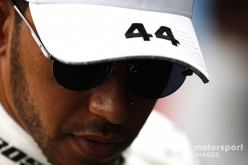 Hamilton teljesen kiengedte a haját, és pozitivitást küld