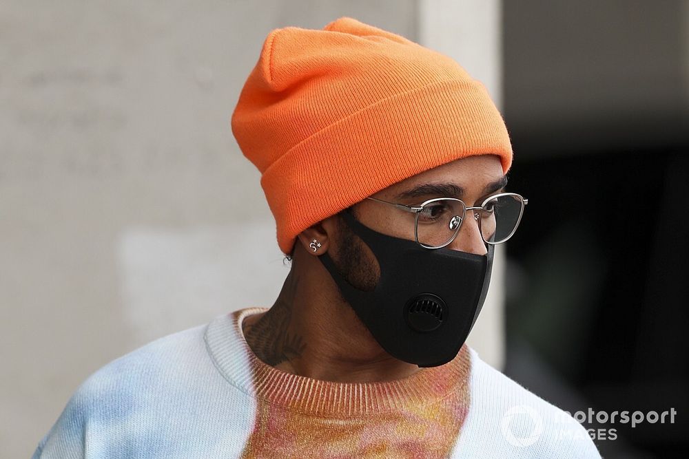 Képeken Hamilton látványos megjelenése a Magyar Nagydíjról