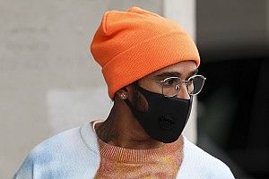 Képeken Hamilton látványos megjelenése a Magyar Nagydíjról