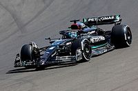 Russell z drzwiami od stodoły