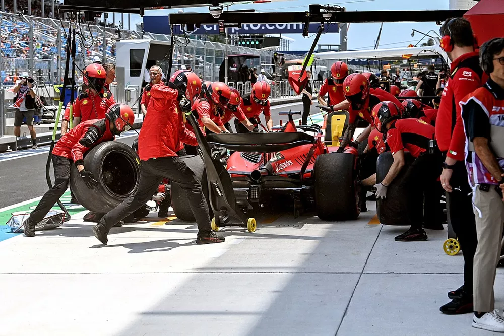 Charles Leclerc, Ferrari SF-23, en boxes durante la clasificaci&oacute;n