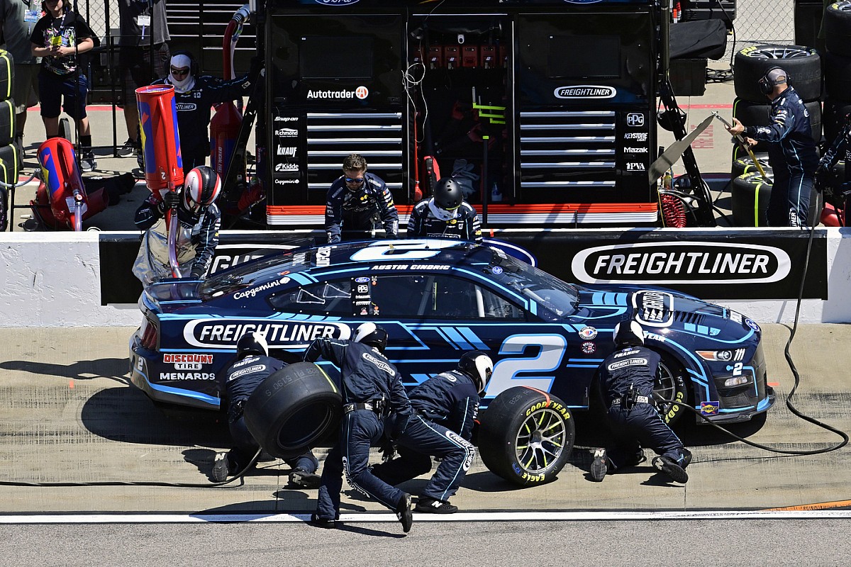 Dos tripulantes de Penske suspendidos por rueda suelta