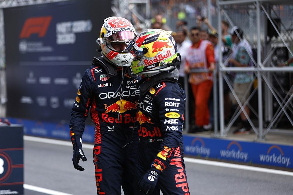 Max Verstappen, Red Bull Racing, 1ª posición, Sergio Pérez, Red Bull Racing, 3ª posición, se felicitan mutuamente en Parc Ferme