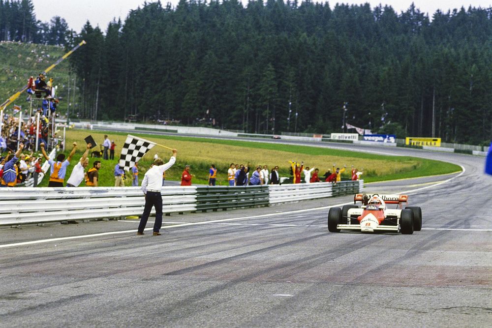 Niki Lauda, McLaren MP4-2 TAG, cruza la línea de meta y toma la bandera a cuadros.
