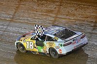 NASCAR Bristol Dirt-Track: Kyle Busch staubt in letzter Kurve ab!