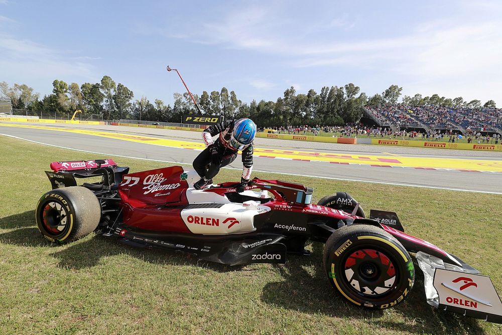 Valtteri Bottas, Alfa Romeo C42, parks up with a technical problem