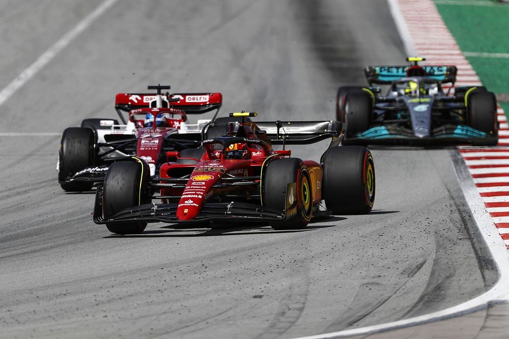 Carlos Sainz, Ferrari F1-75, Valtteri Bottas, Alfa Romeo C42, Lewis Hamilton, Mercedes W13 