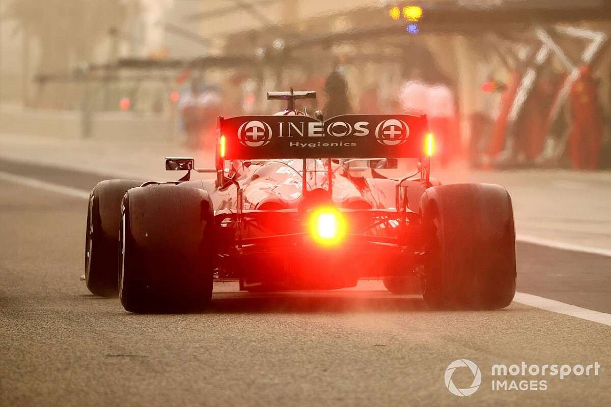 Анализ: Red Bull стала фаворитом из-за проблем Mercedes?