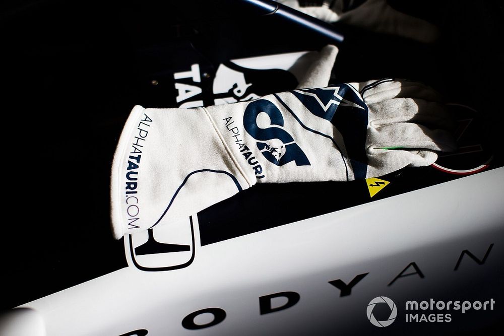 DAZN×アルファタウリF1コラボ「年間視聴パス」特典プレゼント、その第一弾は角田のレーシンググローブに決定