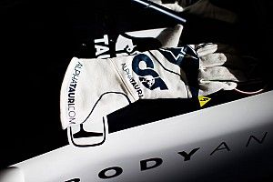 DAZN×アルファタウリF1コラボ「年間視聴パス」特典プレゼント、その第一弾は角田のレーシンググローブに決定