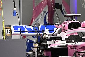 Racing Point con l'ala posteriore a cucchiaio