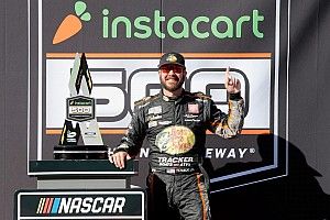 Truex snaps winless streak, bests Logano at Phoenix