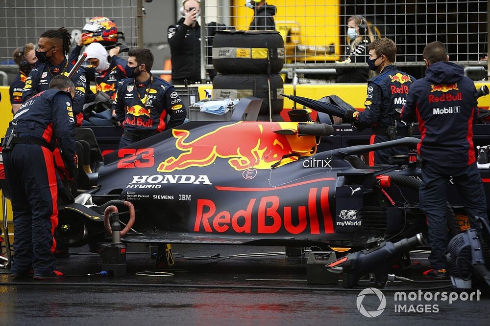 I meccanici spostano l'auto di Alex Albon, Red Bull Racing RB16