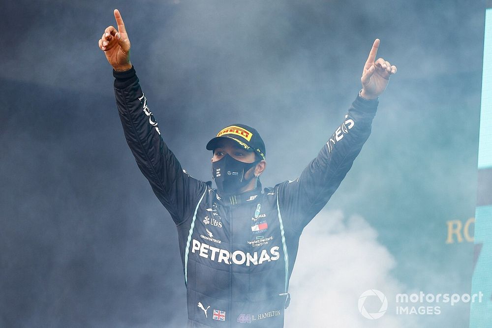 Le vainqueur Lewis Hamilton, Mercedes-AMG F1, arrive sur le podium