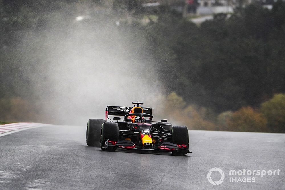 Verstappen messze a Mercedesek előtt, de így sem elégedett
