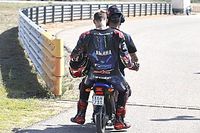 El peor día de Quartararo: también chocó con un scooter en Aragón