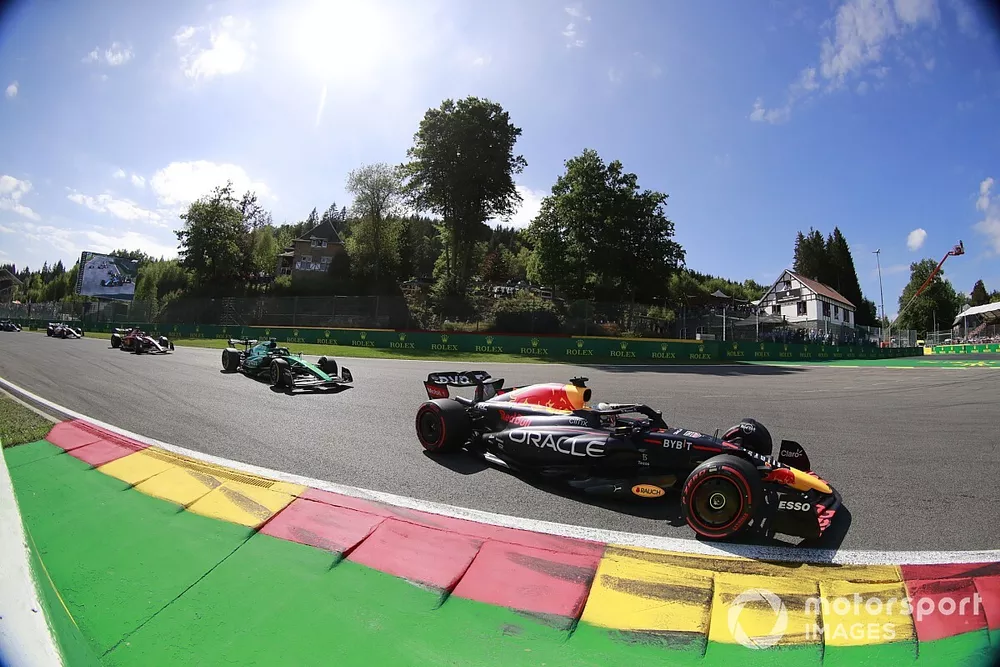 Max Verstappen, Red Bull Racing RB18, Sebastian Vettel, Aston Martin AMR22, Charles Leclerc, Ferrari F1-75
