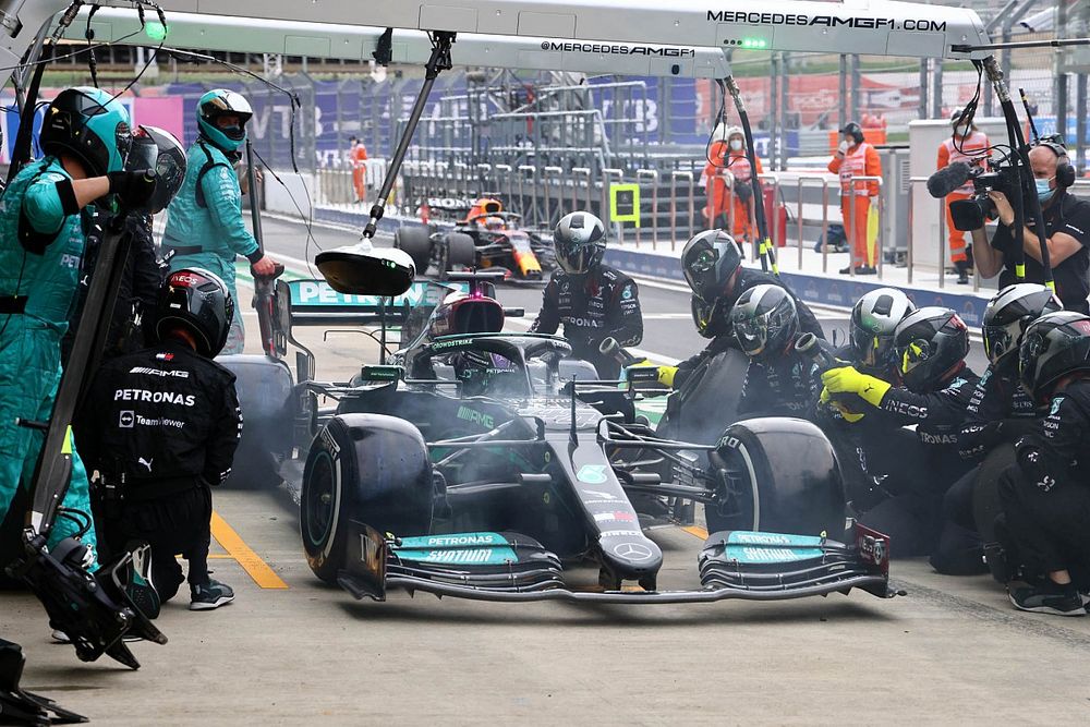 Lewis Hamilton, Mercedes W12, hace una parada en boxes